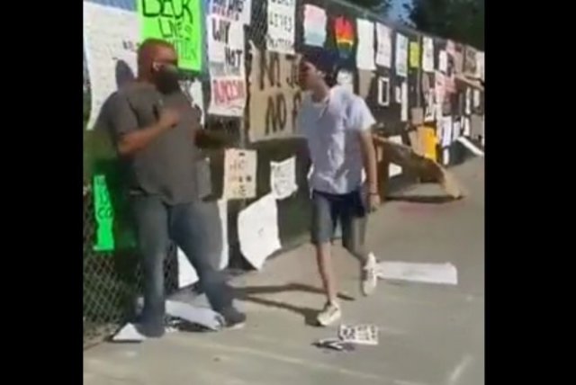Активист BLM поругался с темнокожим парнем, который срывал плакаты митингующих