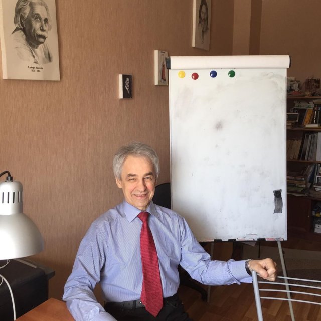 69-летний репетитор по физике Николай Милованов стал звездой Сети