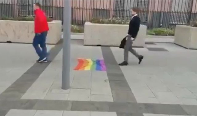 Что будет, если положить флаг ЛГБТ на дороге?