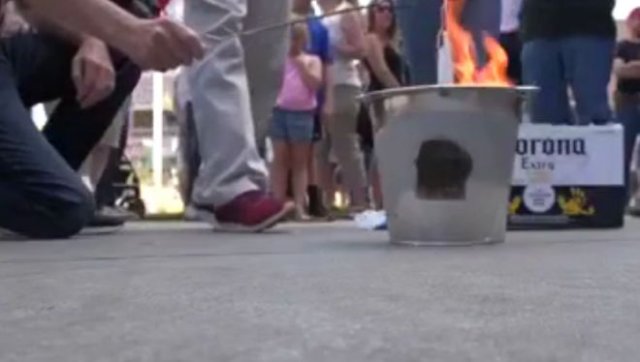 В штате Айдахо люди сжигают маски, называя их символом рабства и угнетения