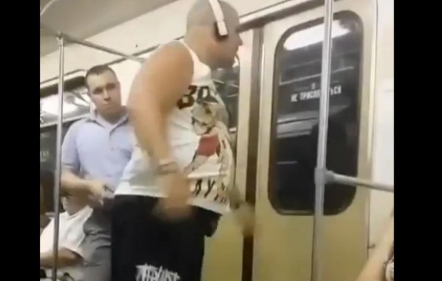 Странный танцор в метро