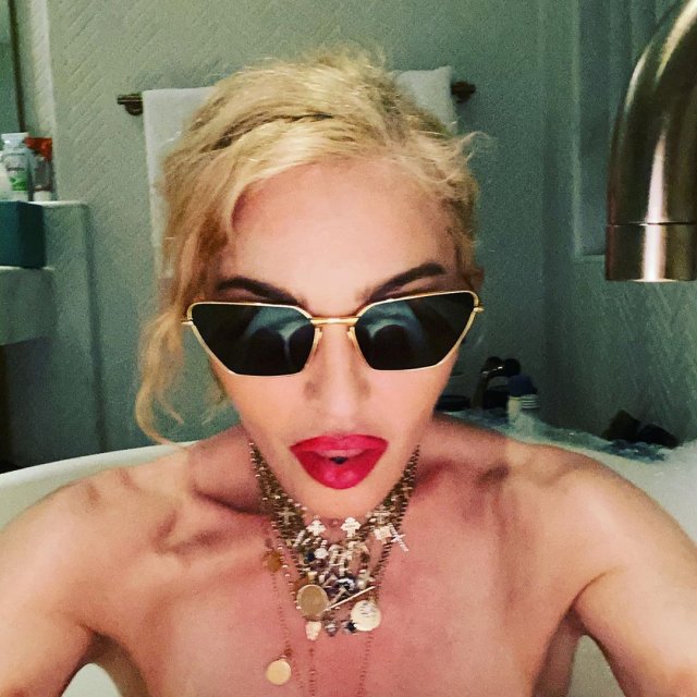 61-летняя Мадонна снялась топлес