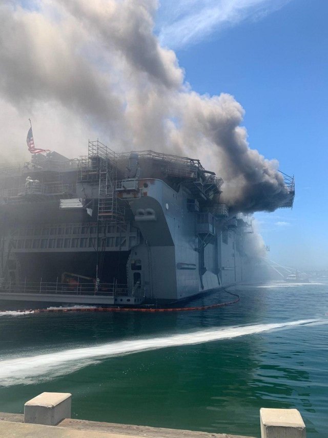 На военно-морской базе в Сан-Диего загорелся корабль «Боном Ричард» (USS Bonhomme Richard)