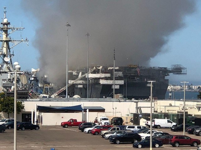 На военно-морской базе в Сан-Диего загорелся корабль «Боном Ричард» (USS Bonhomme Richard)