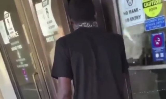 Активист Black Lives Mattter думал, что закрытая дверь его спасет