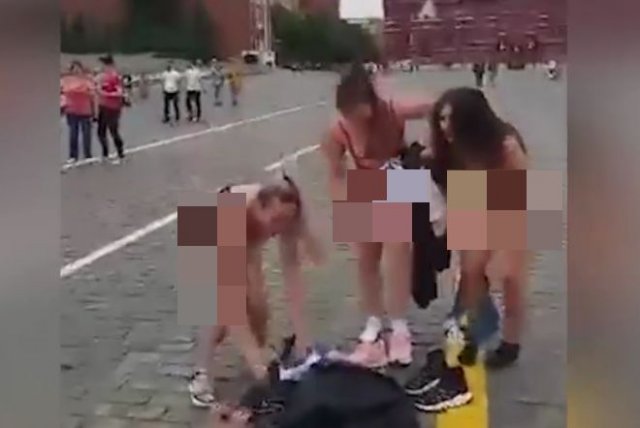 Три молодые девушки решили позагорать на Красной площади в одном нижнем белье