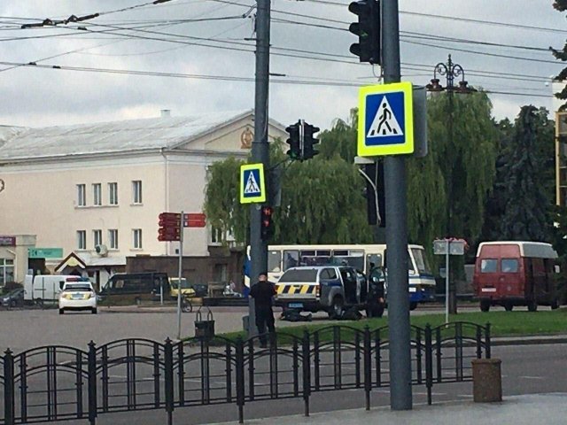 В Луцке вооруженный мужчина захватил пассажирский автобус и требует, чтобы чиновники признали себя т