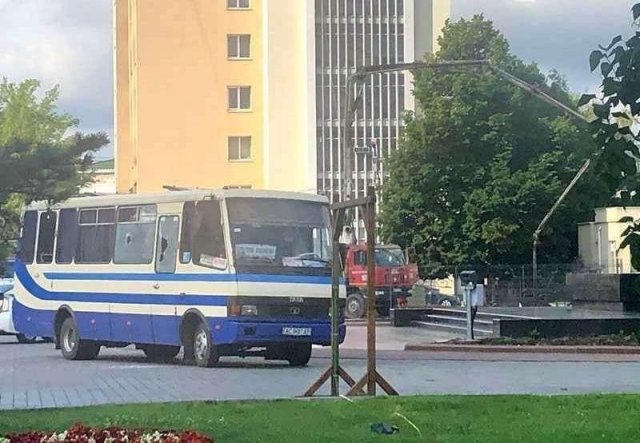 В Луцке вооруженный мужчина захватил пассажирский автобус и требует, чтобы чиновники признали себя т