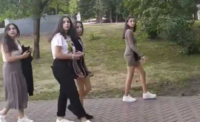 Жительница Уфы пристала к девушкам-армянкам, которые просто гуляли в парке