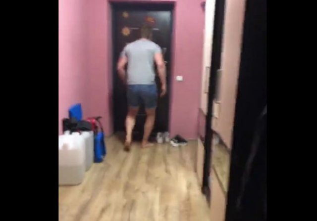 В Калининграде силовики выломали дверь в квартиру из-за видео в социальных сетях