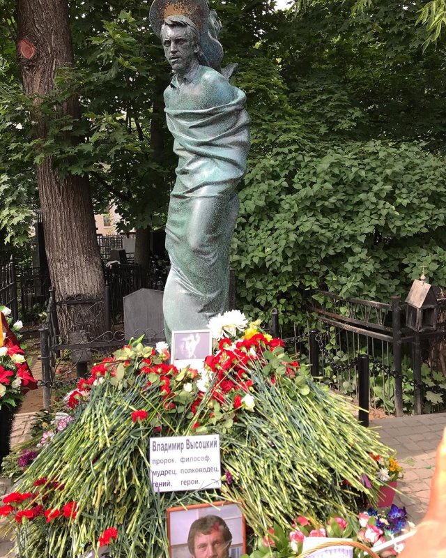 Родственники заменили памятник на могиле Владимира Высоцкого