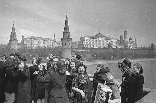 Танцы на Большом Каменном мосту в Москве, 9 мая 1945 года