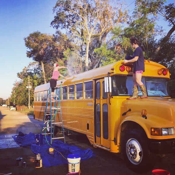 Американская семья превратила школьный автобус в уютный дом
