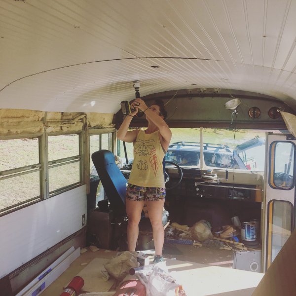 Американская семья превратила школьный автобус в уютный дом
