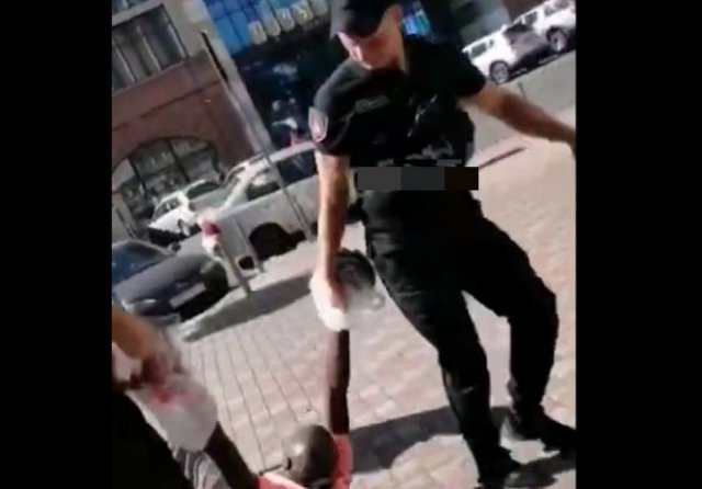 В Одессе полицейские протащили буйного темнокожего по асфальту