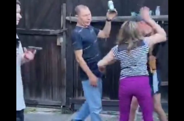 &quot;Паху не трогай!&quot;: Женщина бросилась защищать парня, который подставил голову под выстрел