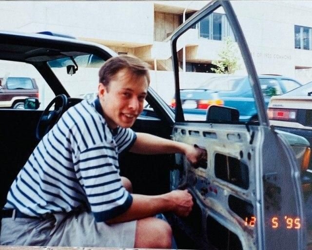Илон Маск со своей первой машиной BMW 320i, 1995 год.