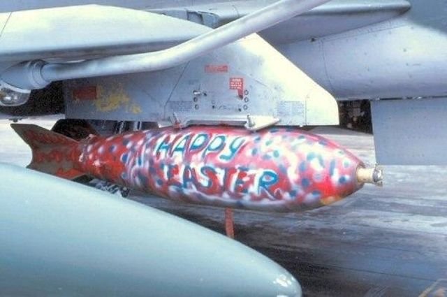 Надпись на бомбе НАТО &quot;Счастливой Пасхи&quot;, бомбардировка Югославии, 24 марта 1999 года
