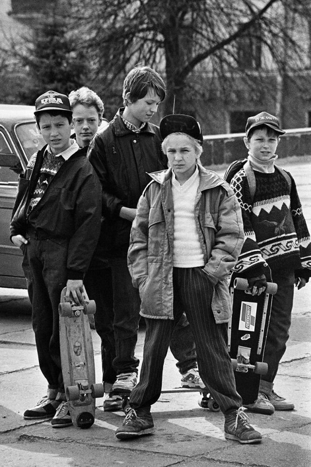 Стильная молодежь возле Дворца культуры Минского автомобильного завода