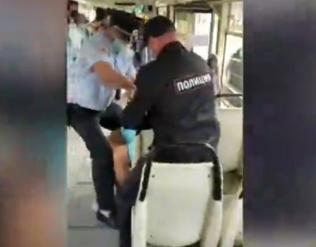 В Кемерово полицейские не могли задержать парня, который вцепился в кресло