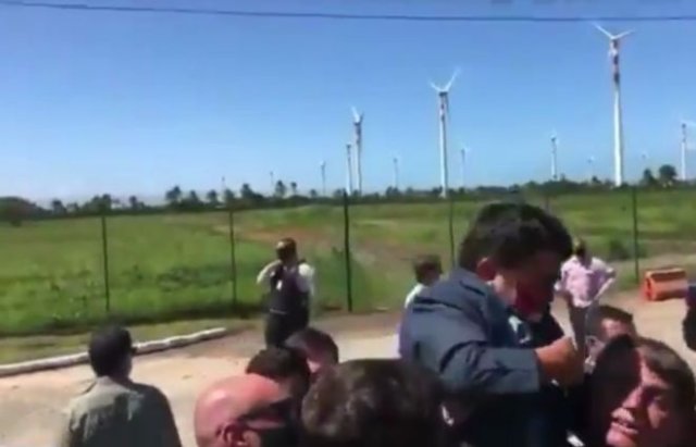 Президент Бразилии Жаир Болсонару перепутал карлика с ребенком и посадил его на плечо