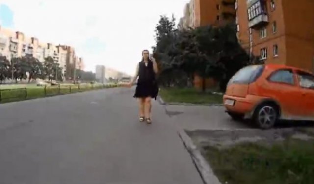 Парень поднимает юбку девушке в метро - скрытая камера