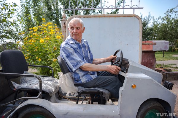 87-летний дедушка из-под Светлогорска сделал себе электромобиль