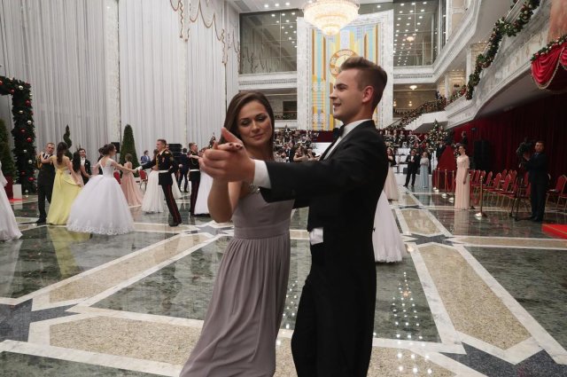 Наталья Эйсмонт танцует с мужчиной в сером платье
