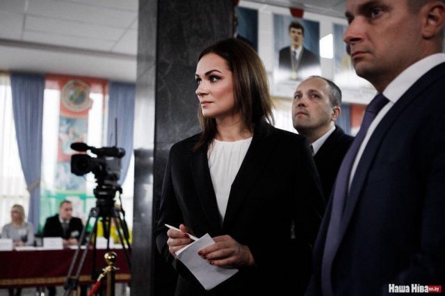 Наталья Эйсмонт на правительственном мероприятии в черной пиджаке и белой блузке с охраной