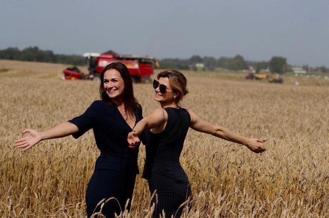 Наталья Эйсмонт в поле с пшеницей и девушкой