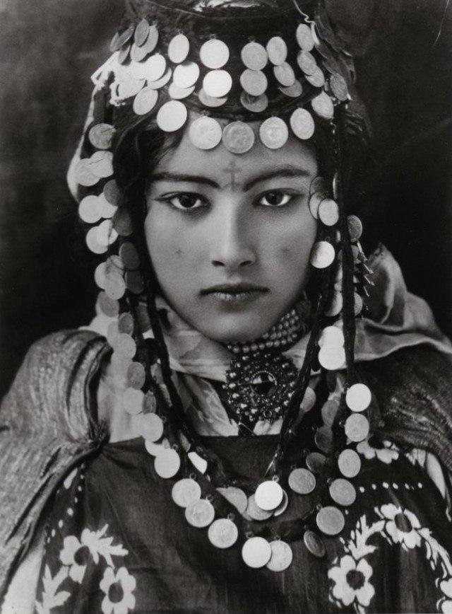Молодая женщина из племени улед-наиль, Алжир, около 1905 года.