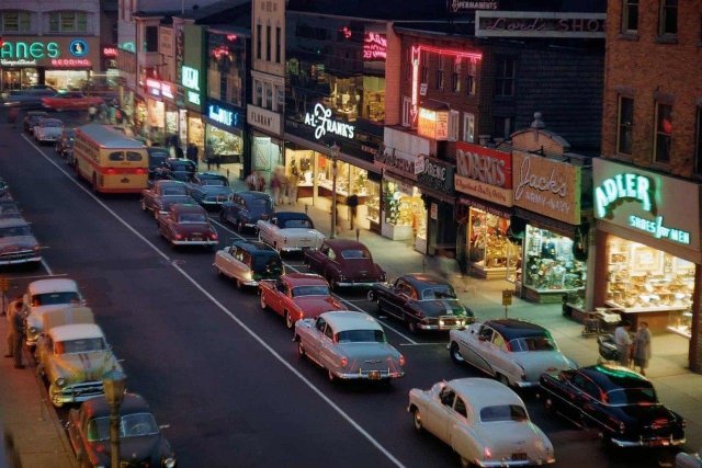 Яркая улица Лас-Вегаса в сумерках, 1954 год.