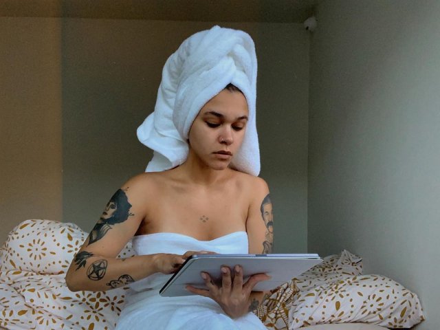 Ирина Смелая (Tatarka) в белом полотенце на голове и поверх тела в спальне