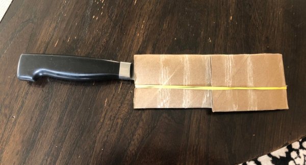 Нож в втулке от бумажных полотенец