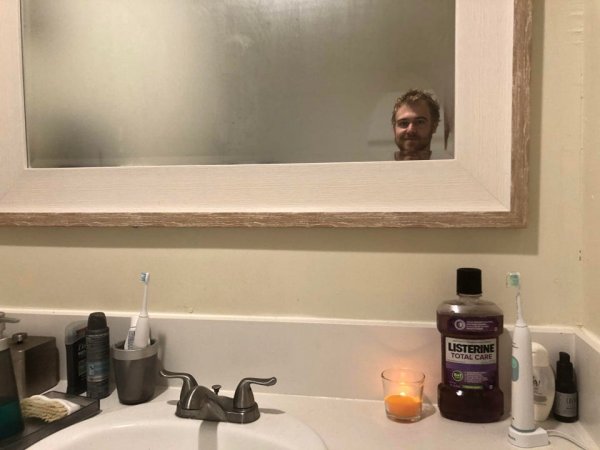 Запотевшее зеркало в ванной
