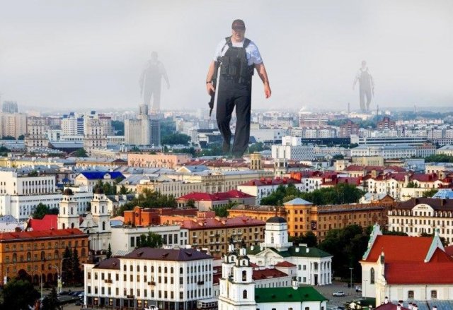 Александр Лукашенко с автоматом - над городом