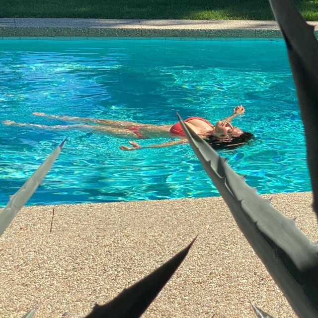 Сальма Хайек плавает в бассейне в красном купальнике