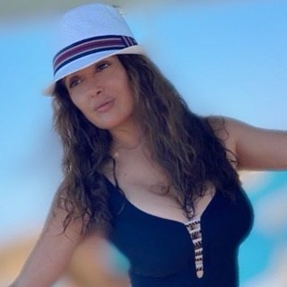 Сальма Хайек  в черном купальнике и белой шляпе