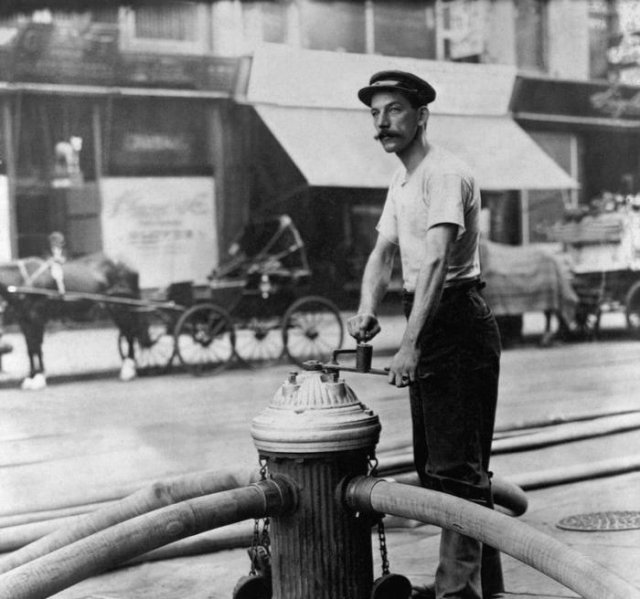 Нью–йорксий пожарный открывает гидрант, 1908 год, США