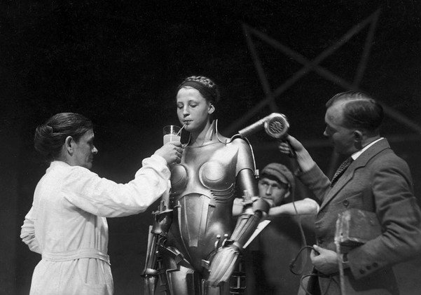 Бригитта Хельм в костюме робота на съемках х/ф «Метрополис», ок. 1926 года, Германия