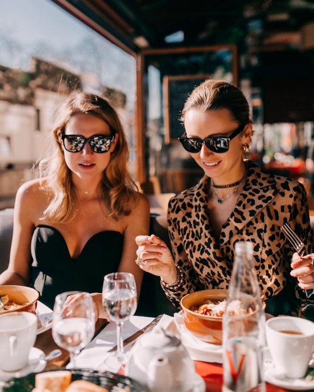 Наталья Османн с подругой в леопардовом пальто и очках ужинают