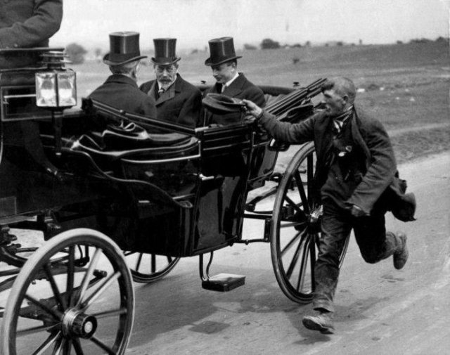 Попрошайка бежит за каретой в которой сидит английский король Георг V. Великобритания, 1920 год