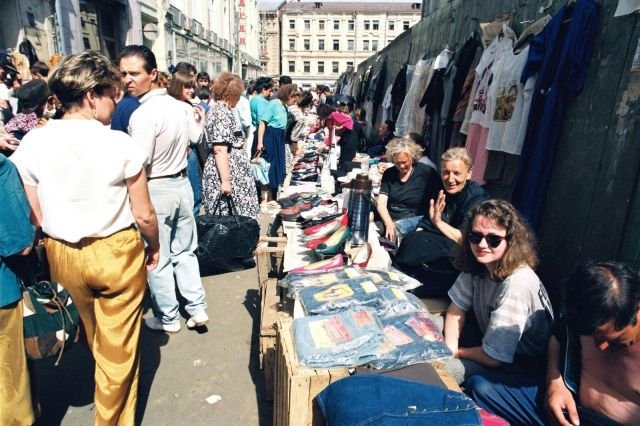 Начало рабочего дня на рынке. 17 июня, 1992 год.