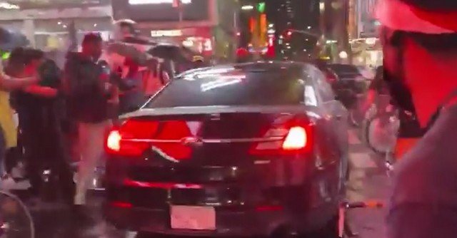Автомобиль таранит протестующих BLM на Таймс-сквер