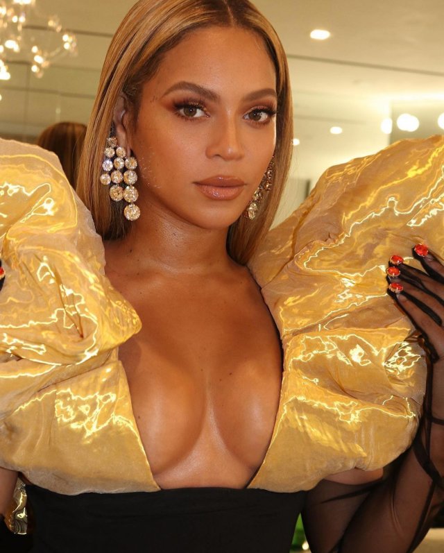 Бейонсе в золотом платье с глубоким декольте