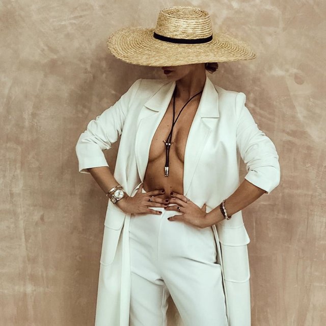 Модель Софи Германн в белом костюме и шляпе с широкими полями