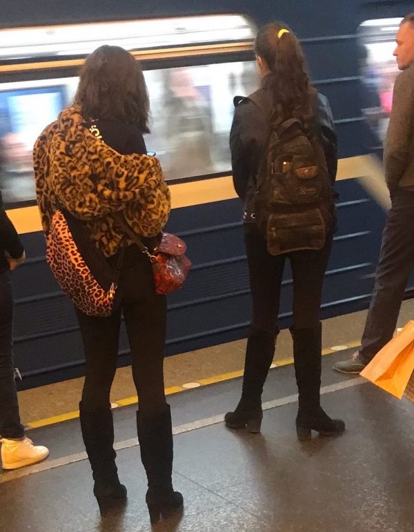 Девушка с двумя сумками
