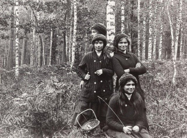 Великие княжны Ольга, Татьяна, Мария и Анастасия. Беловежская пуща, 1913 год.
