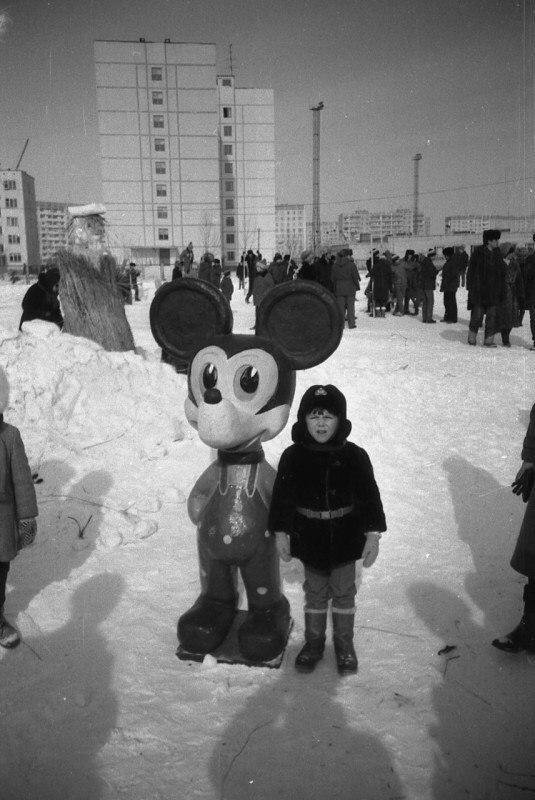 Мальчик фотографируется со скульптурой Микки Мауса, 1986 год, Припять