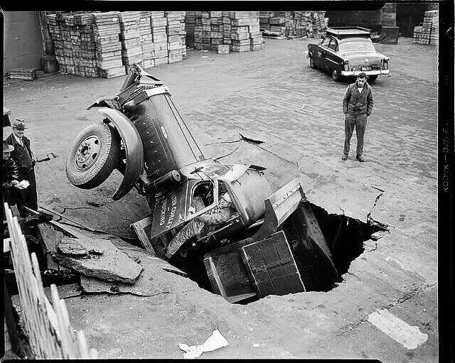 Провалившийся сквозь дыру в мостовой грузовик. США, 1952 год.